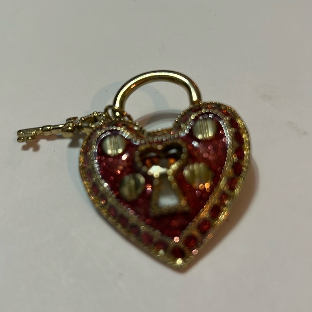 Betsey Johnson! 🔒Lock and Key 🔑 pin